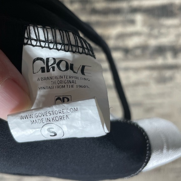 Grove Black & White Crop Top - Picture 7 of 8